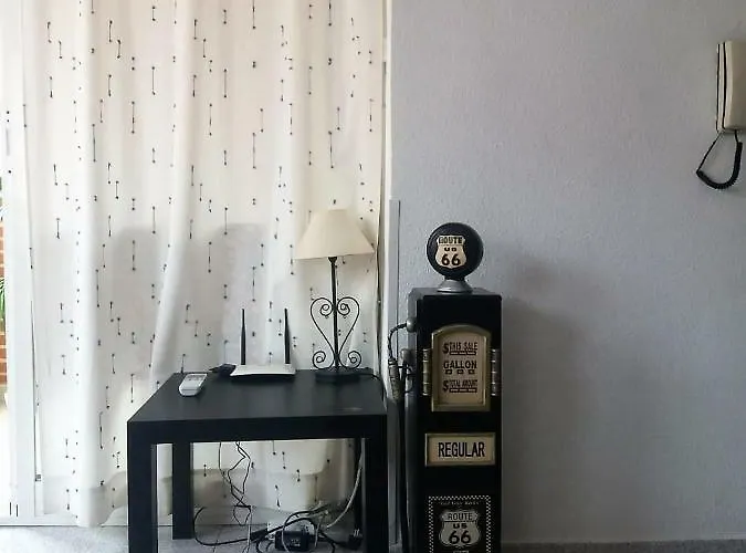 Amazing Sunny Flat With Balcony Pool Two Mins From The Apartamento